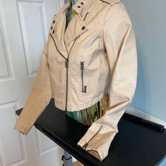 Members Only Faux Leather Bomber Jacket, size Medium - Picture 3 of 11